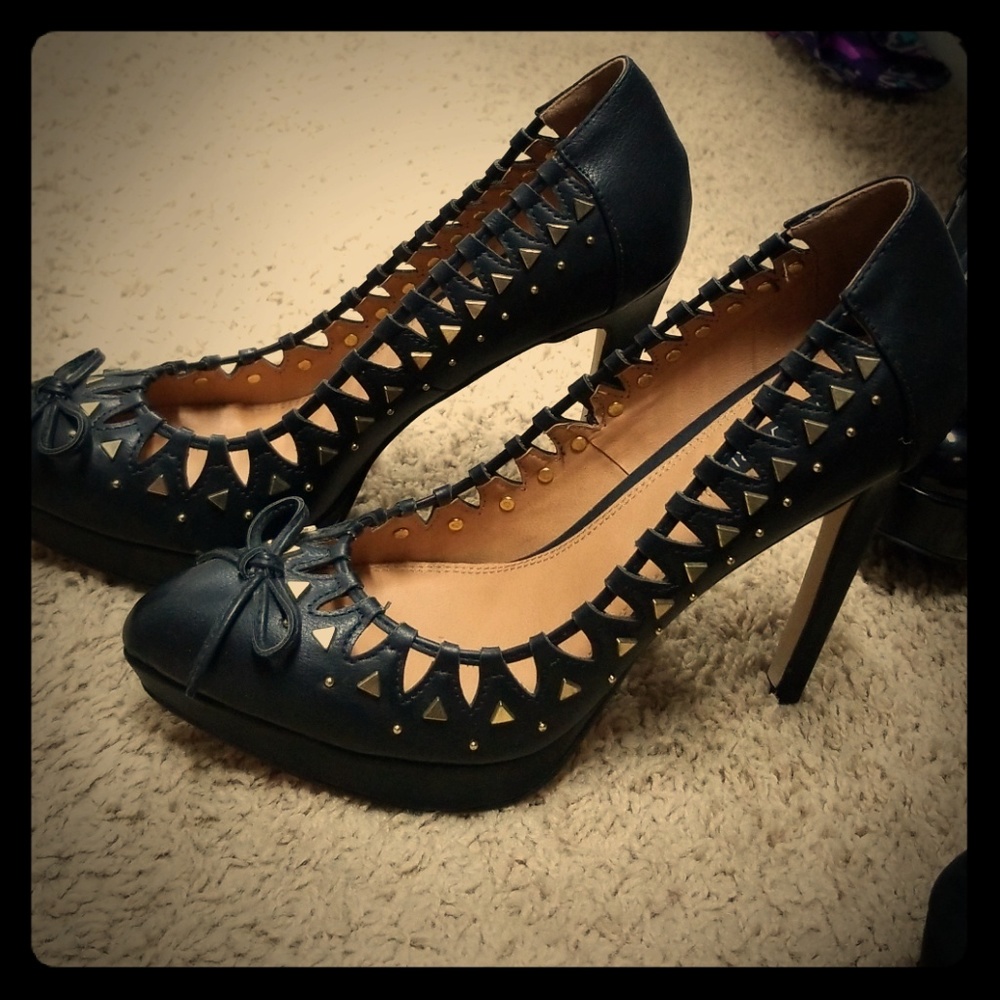 Beautiful heels, never worn.. downsizing